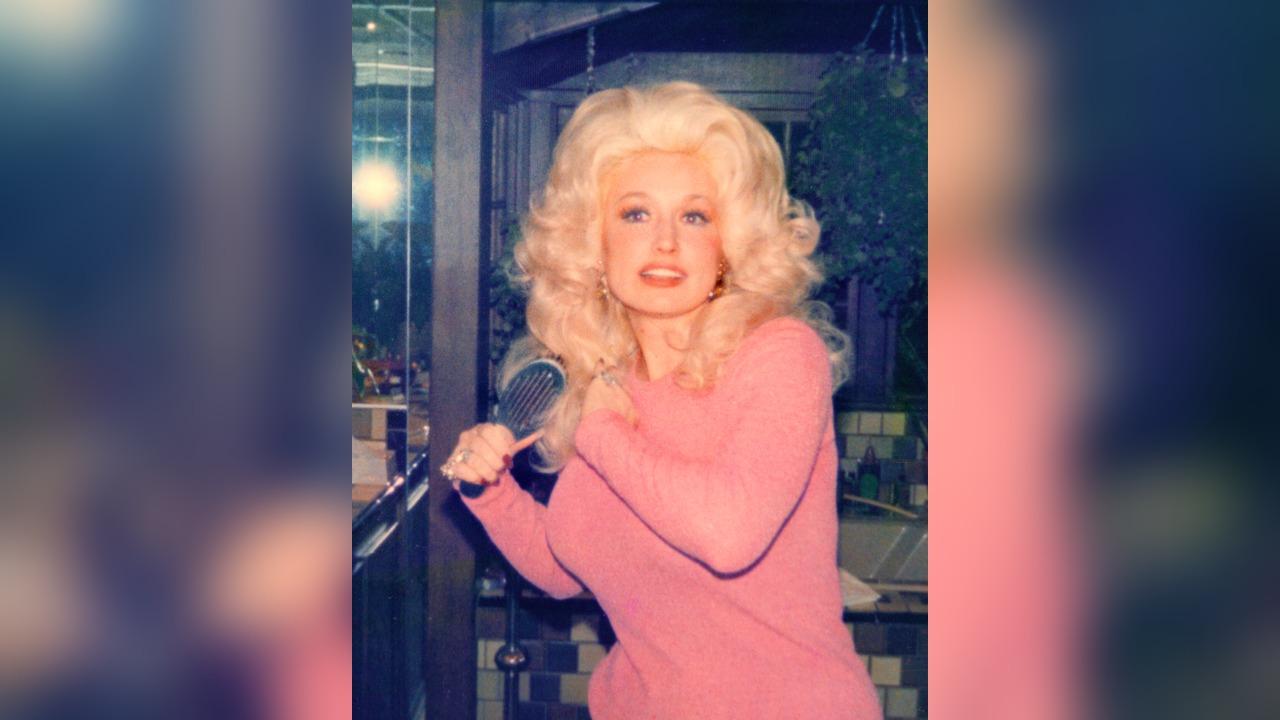 photo of Dolly Parton was hospitalized with 'kidney and autoimmune issues' on August 20.