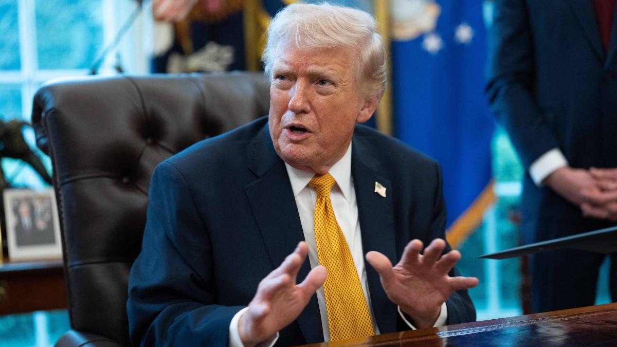 image of Donald Trump spoke to his wife and top aides about mass deportations. 