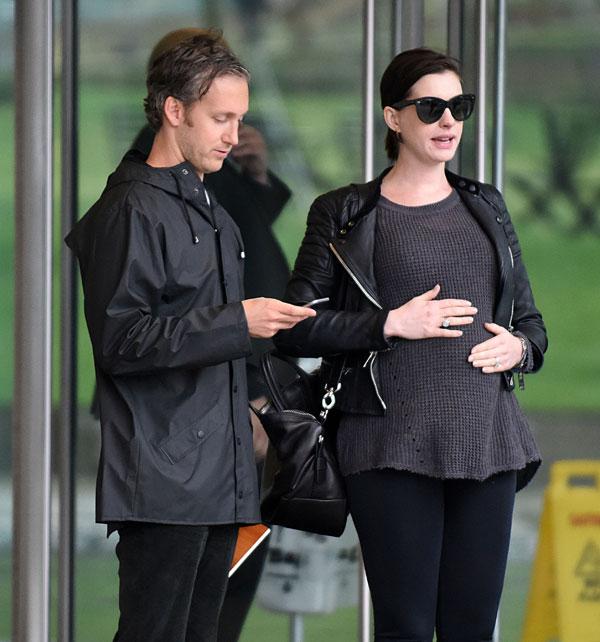 Anne hathaway using baby for oscar 04