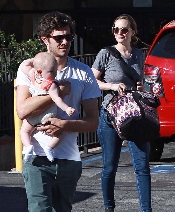 billedtekst moderat Ed Baby's Day Out! Adam Brody And Leighton Meester Have A Rare Outing With  Their Daughter Arlo Day