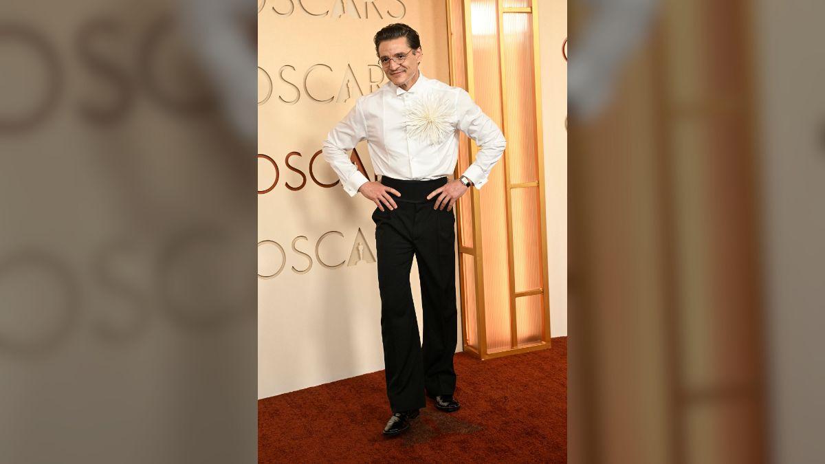 Photo of Pedro Pascal's appearance sparked discourse among fans.