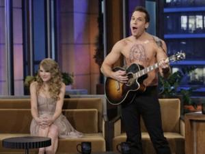 2010__11__Taylor_Swift_Dane_Cook_Nov23news 300×226.jpg
