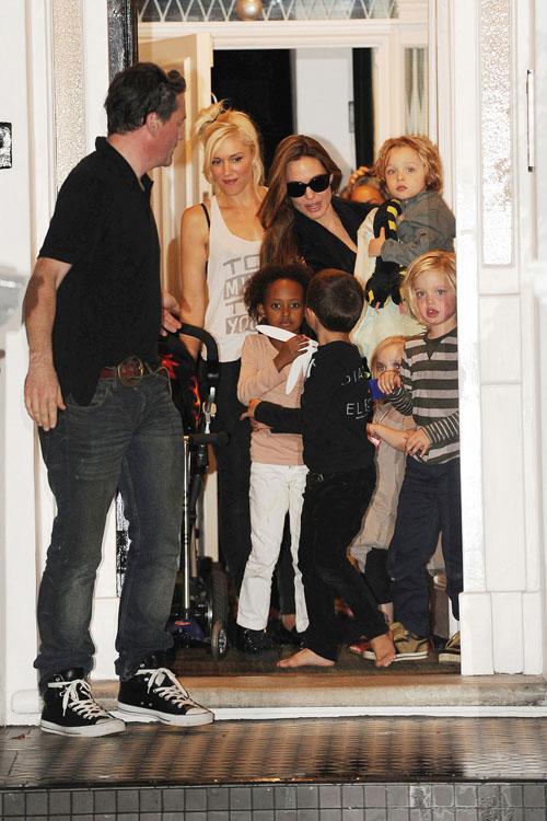 2011__09__Angelina Jolie Gwen stefani sept27 04_ _1.jpg