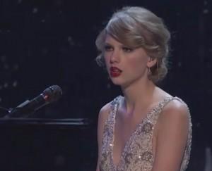 2010__11__Taylor_Swift_Nov12newsne 300×243.jpg