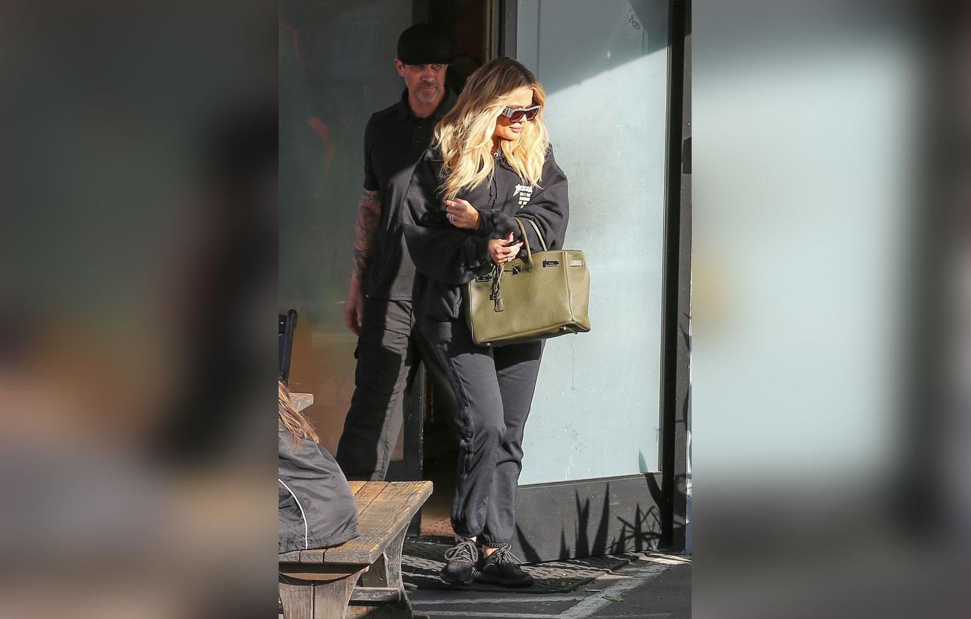 Khloe kardashian hides baby bump