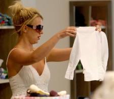 2009__09__full_britney_spears_shopping_03_wenn5361572 225×195.jpg