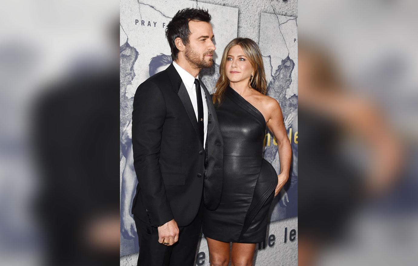 Jen aniston looking at justin theroux