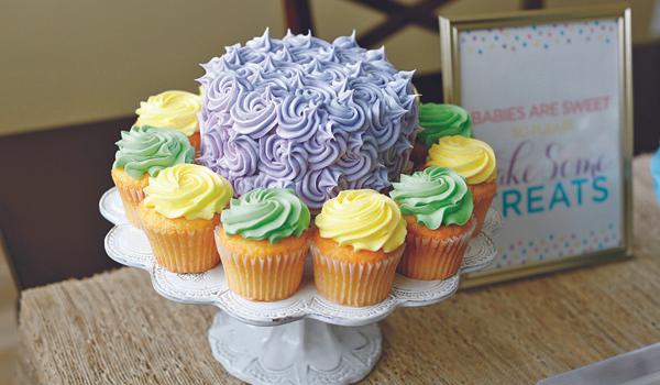 Kendra wilkinson baby shower cupcakes_p