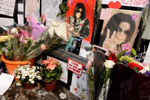 2009__07__michael_jackson_tributes_lo.jpg