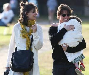 2010__08__Katie_Holmes_Tom_Cruise_Aug16newsne 300×264.jpg