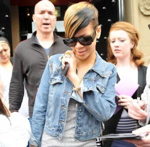 2010__05__rihanna_may20_64a 300&#215;294.jpg