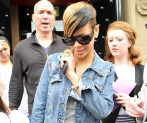 2010__05__rihanna_may20_64a 300×294.jpg