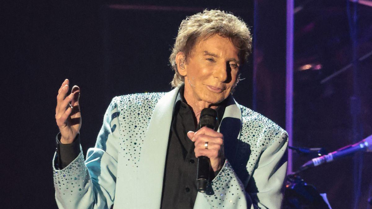 Image of Barry Manilow underwent a 'nightmare' lobectomy after doctors found a cancerous spot on his lung.