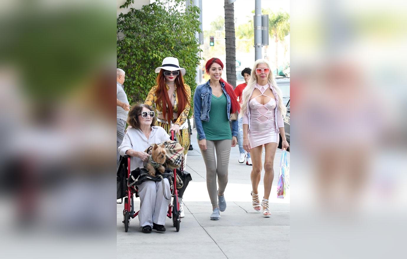 Farrah Abraham and her gal pals grab lunch at E Baldi