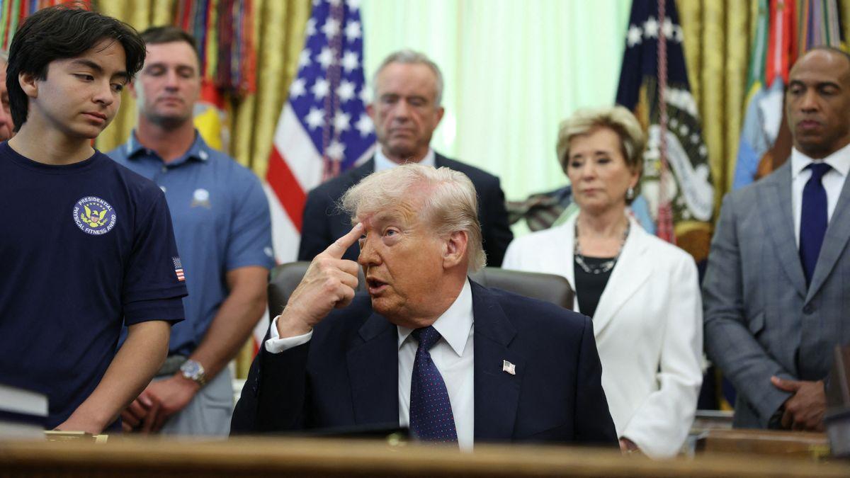 Photo of Donald Trump claimed that he could complete a 50-mile hike.