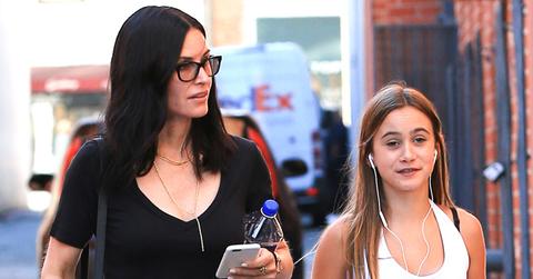 Exclusive… Courteney Cox & Coco Arquette Grab Pizza In LA