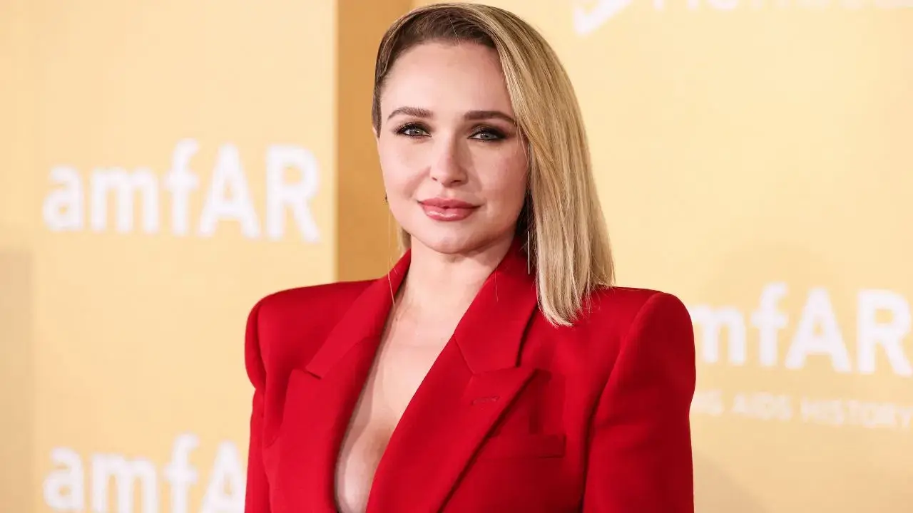 Image of Hayden Panettiere helped design the missing ring in 2013.