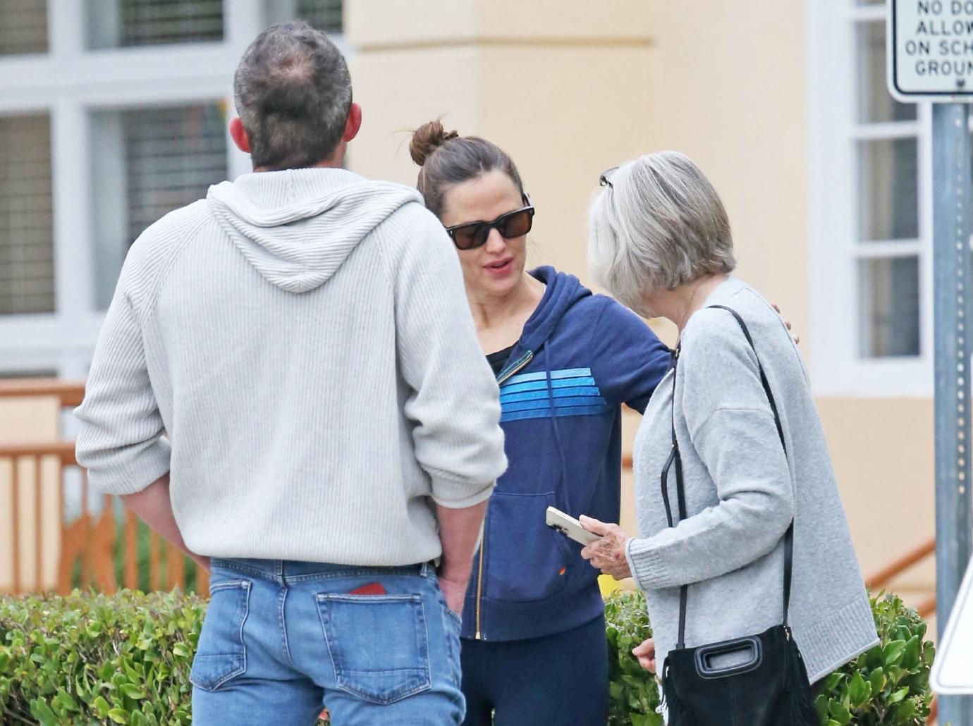 jennifer garner hugs ben affleck mom divorce rumors photos