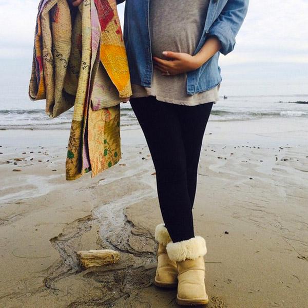 Haylie duff baby bump beach