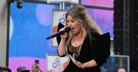 kelly clarkson laughs concert wardrobe malfunction running backstage watch