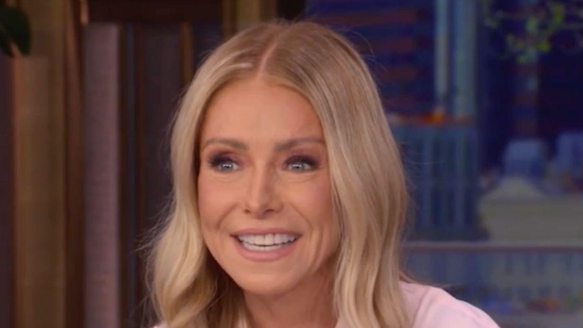 Photo of Kelly Ripa and Mark Consuelos.