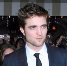 2009__12__robertpattinson 225×223.jpg