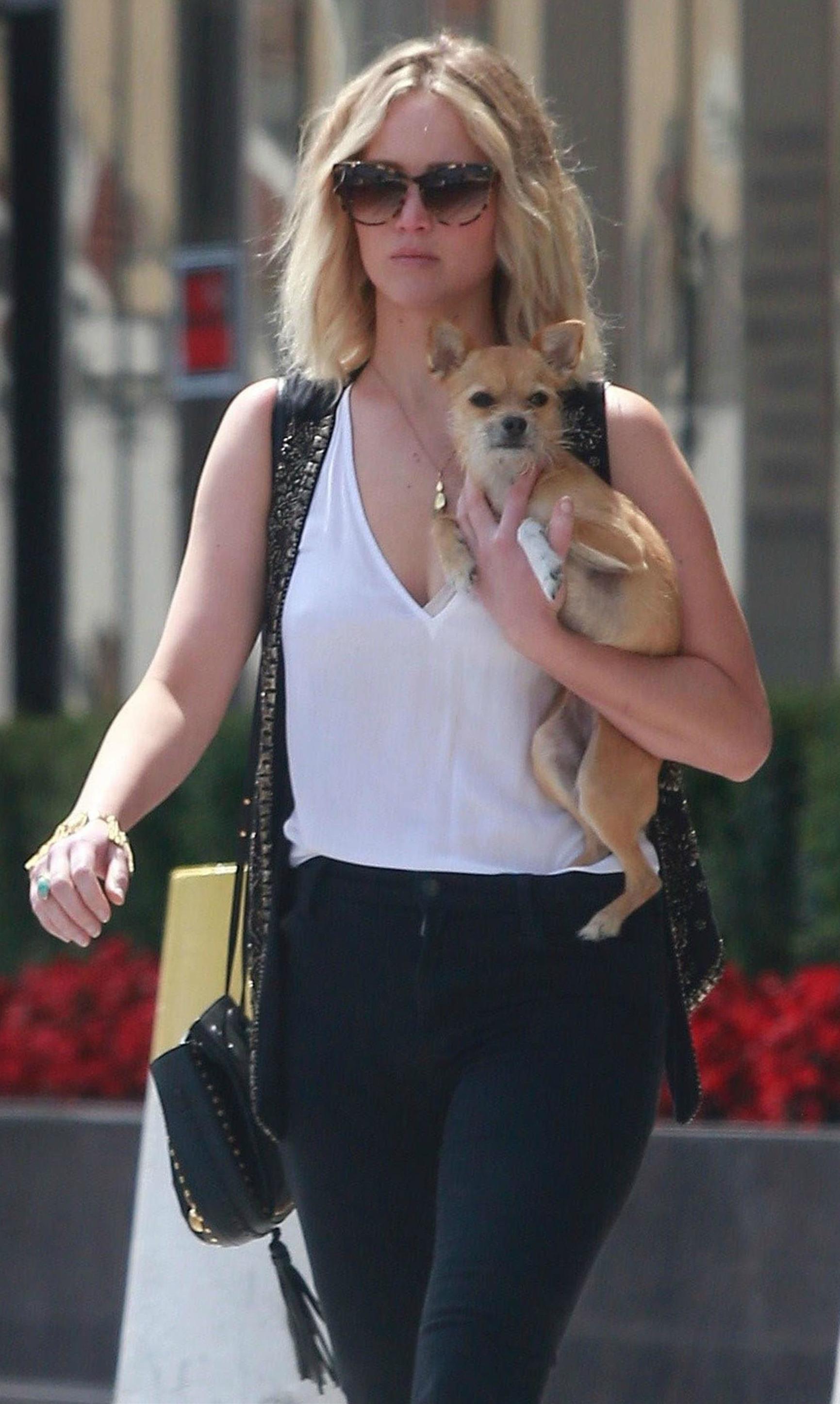 Jennifer Lawrence Dog Pippi Stocking Photos 04