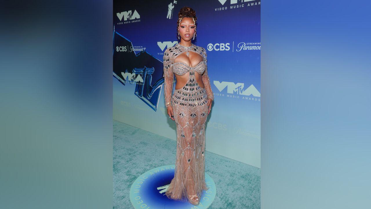 photo of Chloe Bailey had a slight wardrobe malfunction on the red carpet.