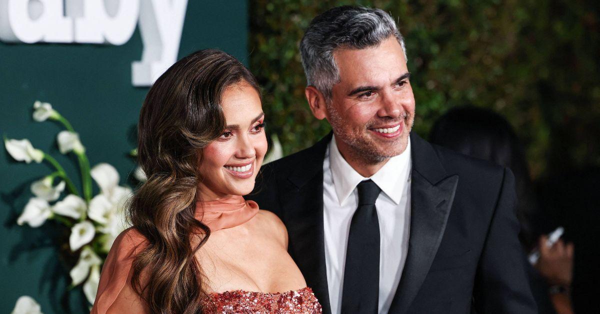 single jessica alba cleavage baring bikini vacation photos