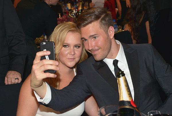 Amy schumer boyfriend critics choice awards 2016 05