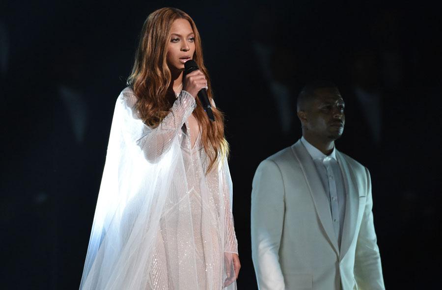 Beyonce performing at the 2015 grammy awards 04