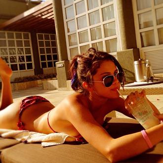 lokaal overzien Massage Selena Gomez Shows Off Her Hot Bikini Bod in New Twitter Photo