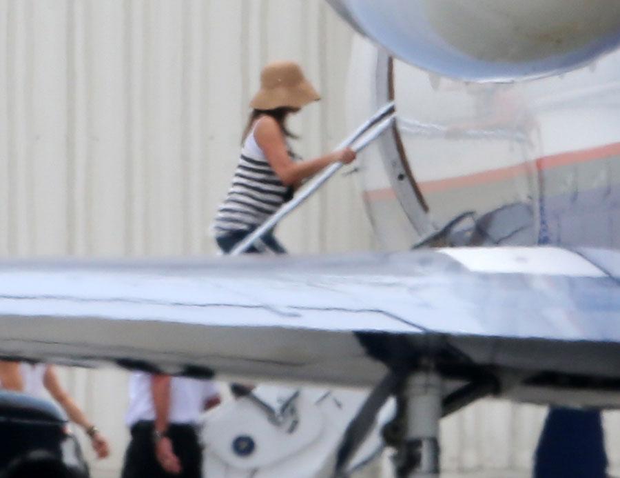 Jennifer aniston justin theroux private jet honeymoon splash 03