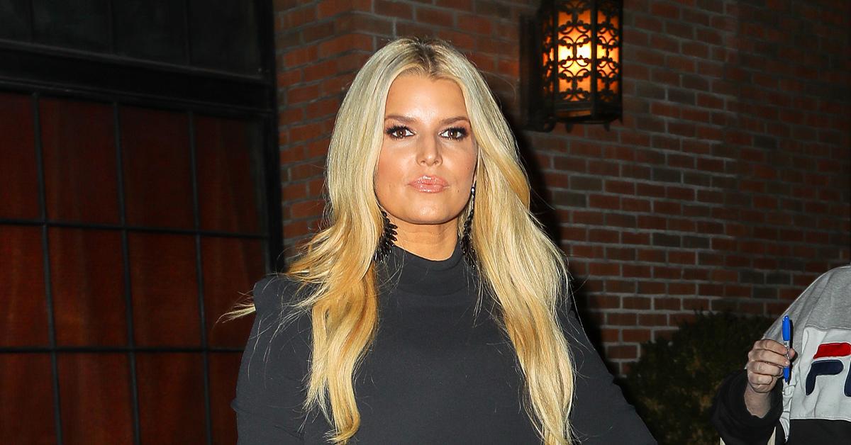 Jessica Simpson shows off rock-hard abs in sports bra
