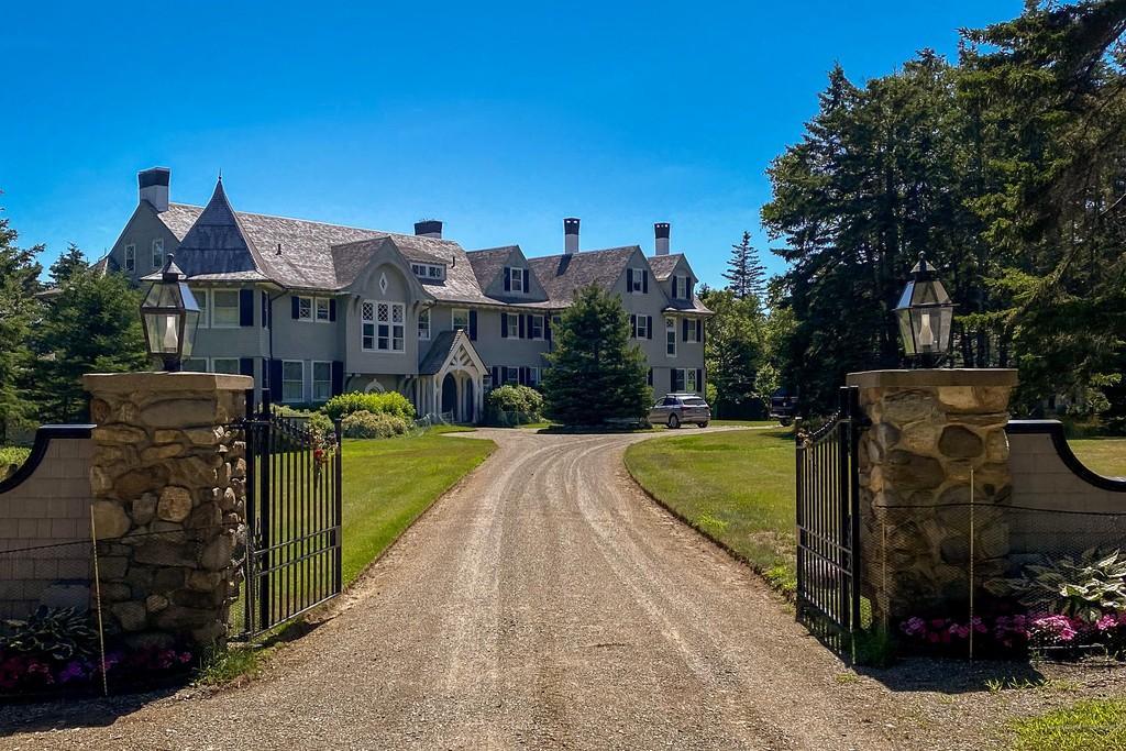 john travolta house driveway