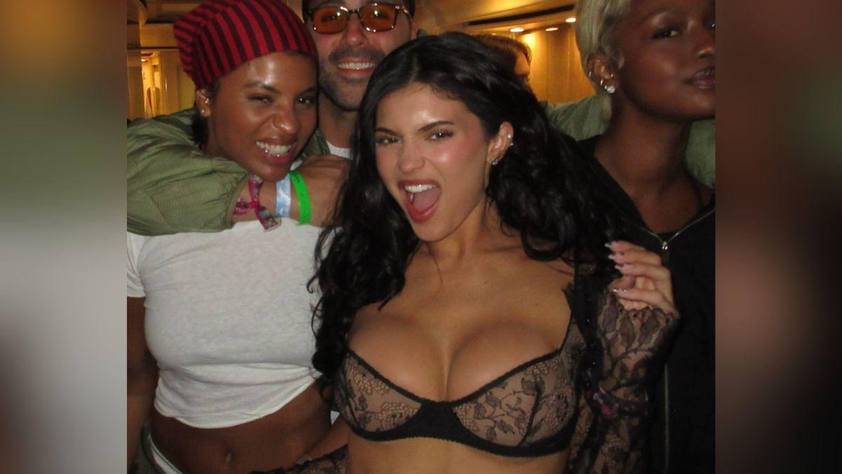 Image of Kylie Jenner exposed her body in a see-through top.