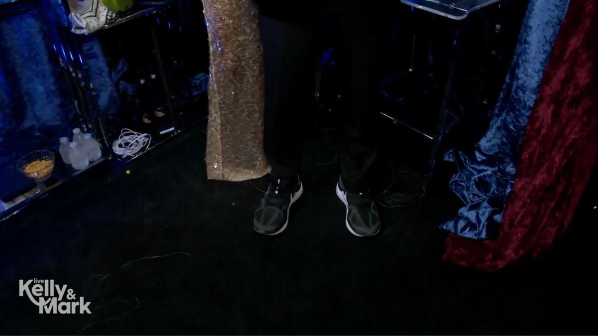 Image of Anna Wintour told Mark Consuelos that his sneakers looked 'comfortable.'