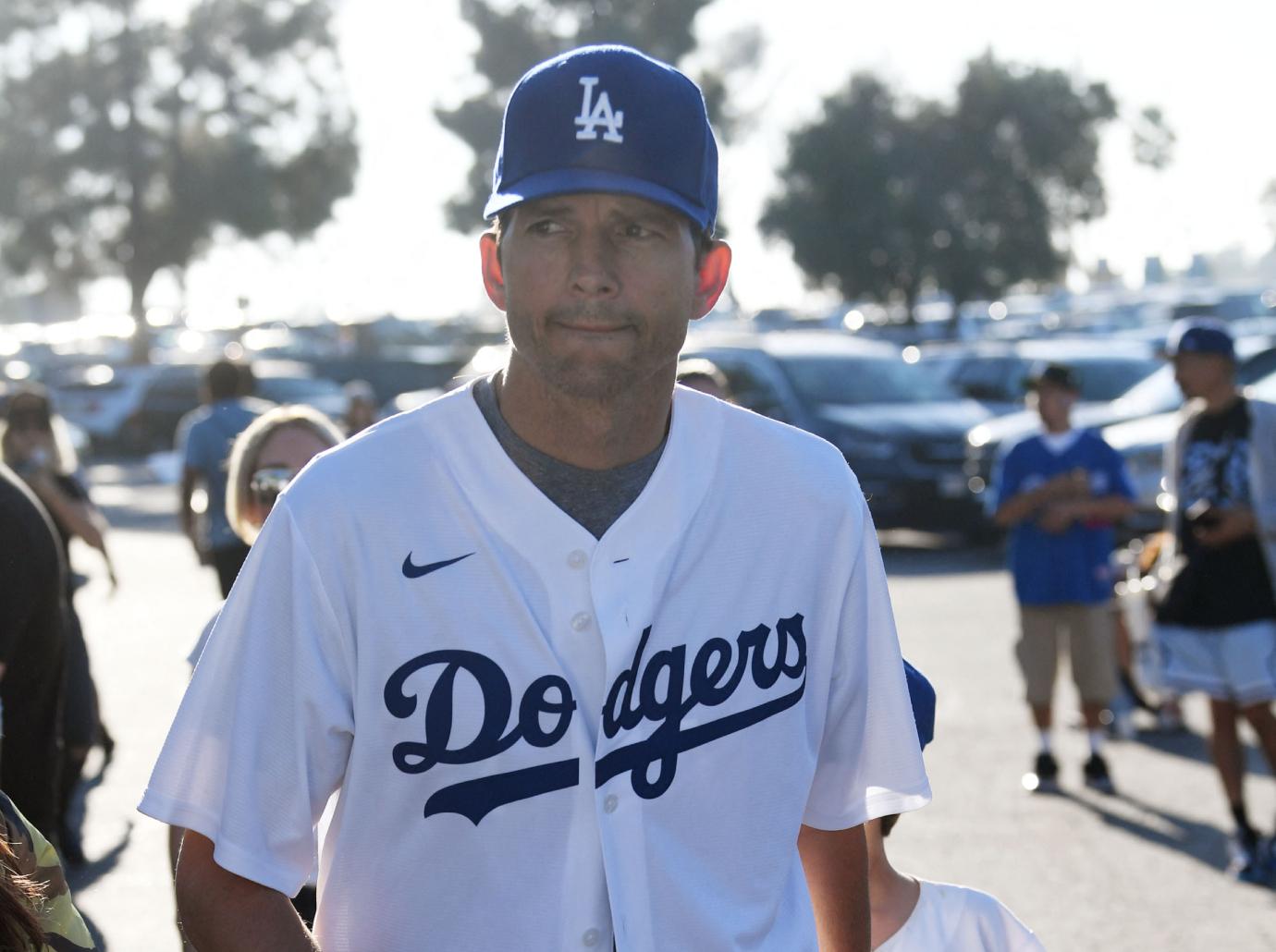 ashton kutcher good tipper gives valet worker  bill beverly hills