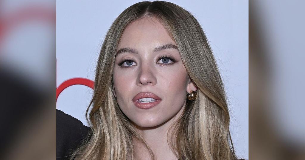 Sydney Sweeney Sings Breakup Karaoke After Split From Jonathan Davino - Sydney Sweeney Confirms Split From Fiancé Jonathan Davino: 'I'm Officially Single'