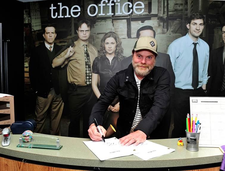 Rainn Wilson auctions off The Office hot pic