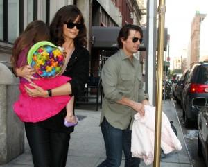 2010__09__Katie_Holmes_Tom_Cruise_Sept7newsne 300×241.jpg