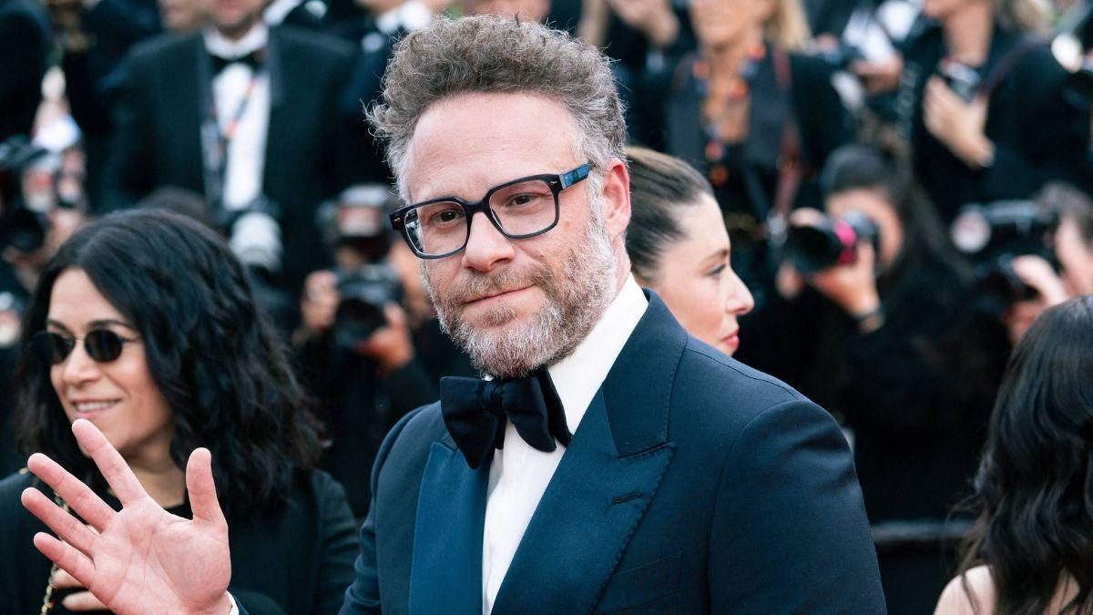 Image of Seth Rogen said he hurt his shoulder while filming the intimate scene with Penélope Cruz.