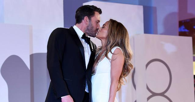 jennifer lopez shares passionate parking lot kiss with ben affleck pp