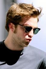 2009__07__mainfull_robert_pattinson_film_set_03_wenn5323913 152×225.jpg