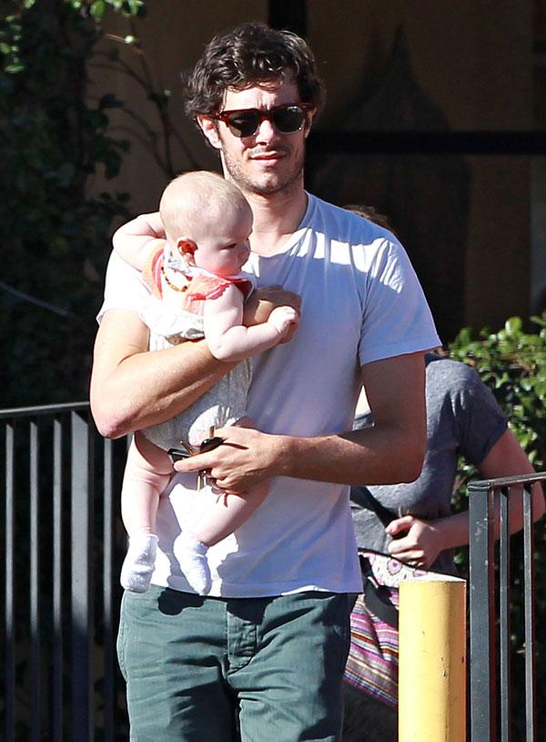 billedtekst moderat Ed Baby's Day Out! Adam Brody And Leighton Meester Have A Rare Outing With  Their Daughter Arlo Day