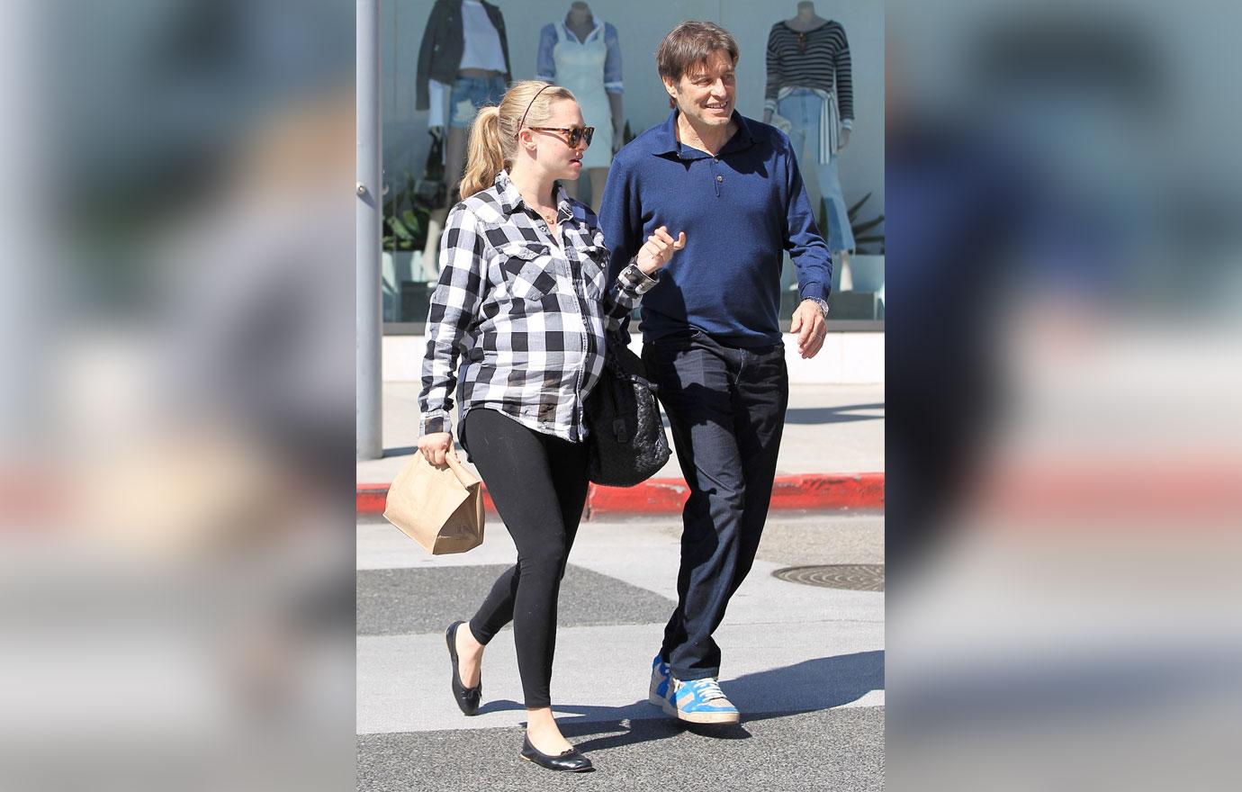 Amanda seyfried pregnant baby bump photos 02