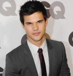 2010__12__taylor_lautner_dec9 289&#215;300.jpg