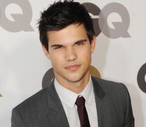 2010__12__taylor_lautner_dec9 289×300.jpg