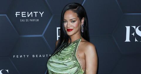 rihanna helps restaurant staff tidy uppp