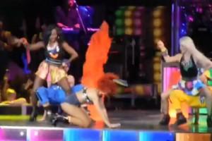 2011__06__Rihanna_Falls_June27news 300×200.jpg